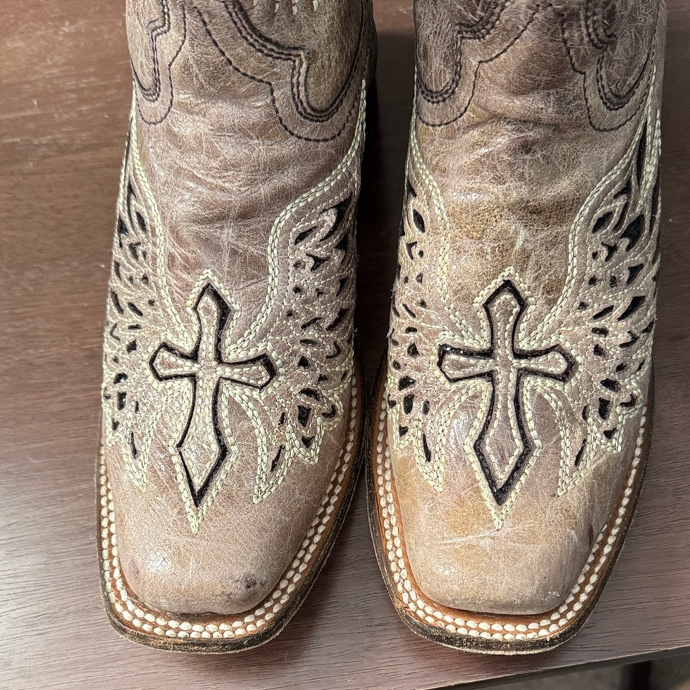 Corral Boots with beautiful Cross and wings design - Picture 5 of 8